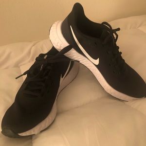 Women’s Nike Tennis Shoes Size 10 black and white